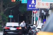 黄山台当局这个单位的公车，给了狗了