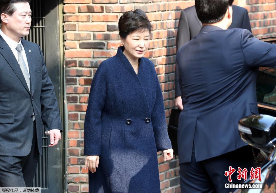 当地时间3月21日，韩国检察厅特别调查本部于21日上午9时30分传唤前总统朴槿惠，对她受贿、滥用职权等嫌疑进行(🍺)调查，朴槿惠将成为韩国宪政史上第四位被检方传讯(⛷)的总统。图为朴槿惠在安保人员的保护下离开居住地。