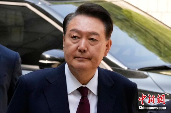 当地时间2025年5月12日，韩国首尔，因被(👝)控策划叛乱而受到审(🏫)判的前总统尹锡悦抵达首尔中央地方法院。图/视觉中国