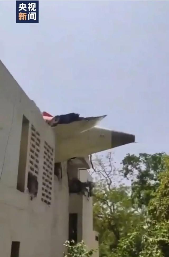 印度一波音787客机坠毁机上242人、地面5名学生遇难！我驻印度使馆：机上无中国籍(🔌)乘客
